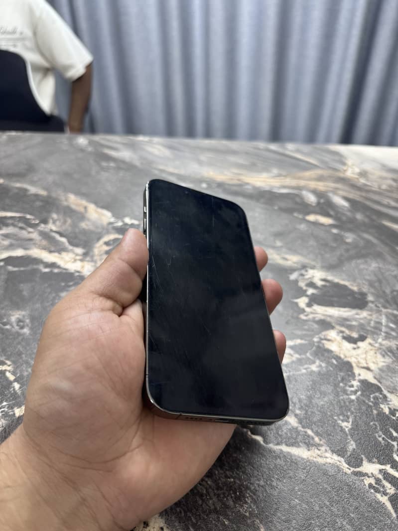 Apple iPhone 13 Pro Max 4