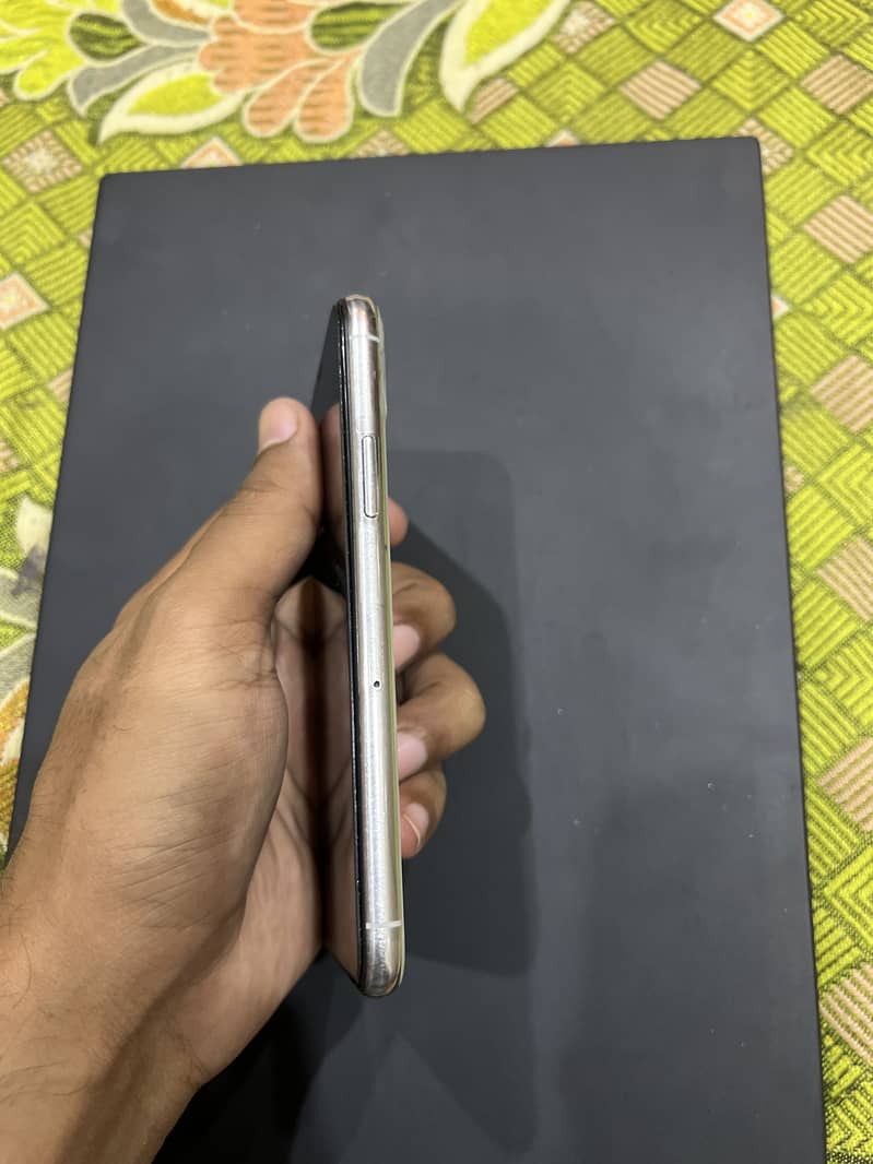 Apple iPhone 11 Pro 4