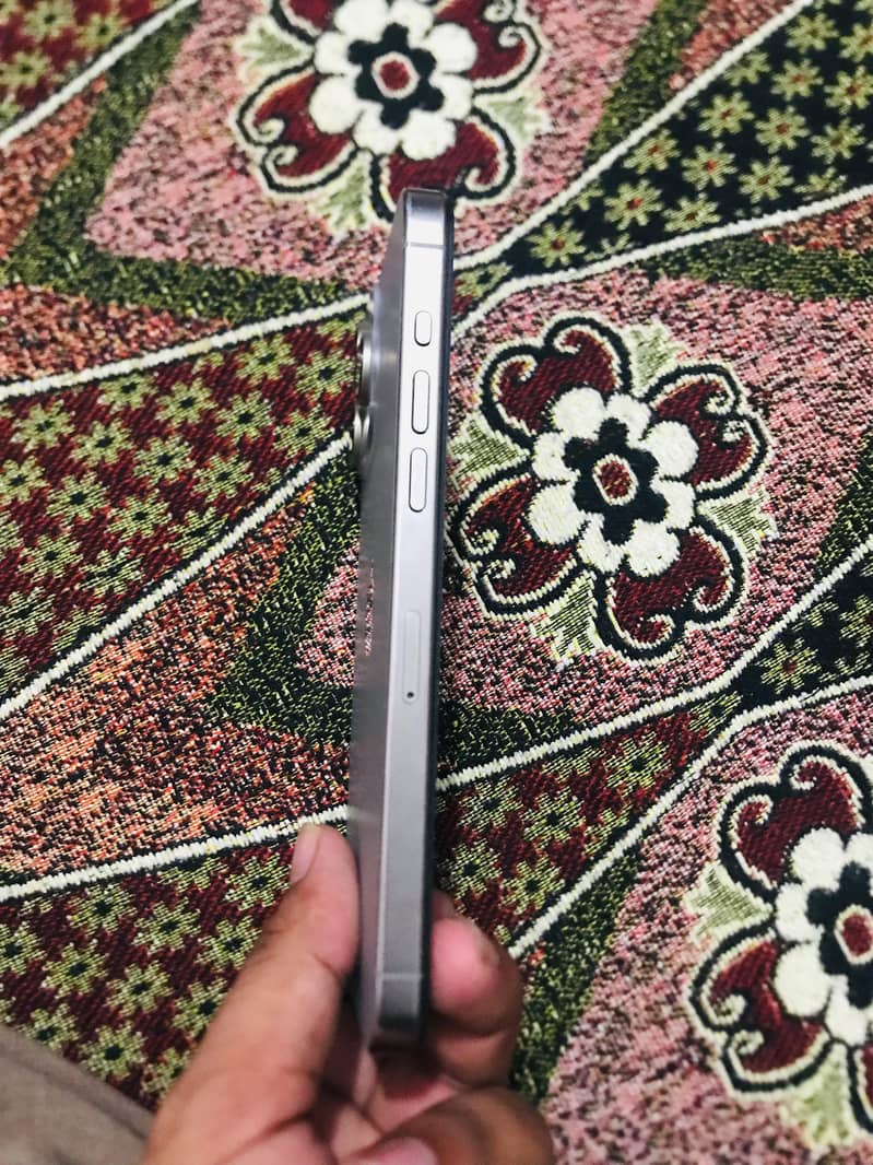 Apple iPhone 15 Pro Max 4
