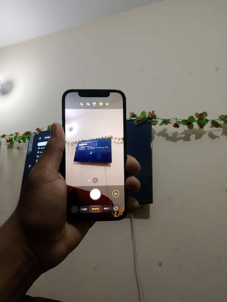 Apple iPhone 13 8