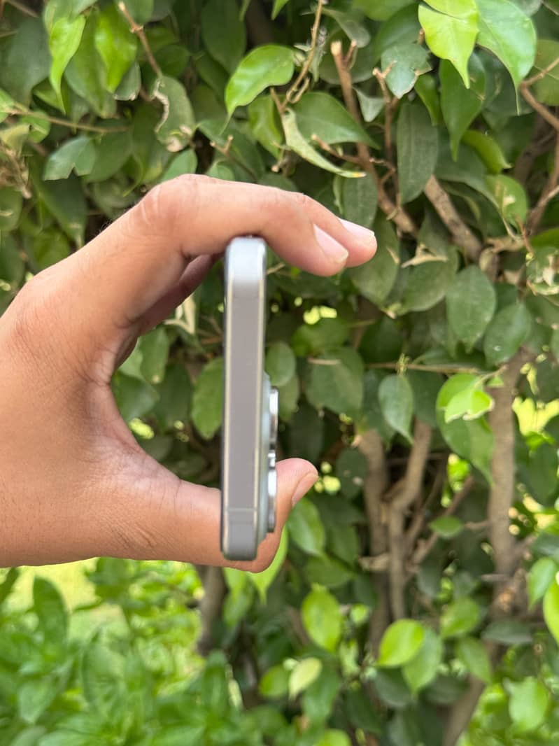 Apple iPhone 15 Pro Max 2