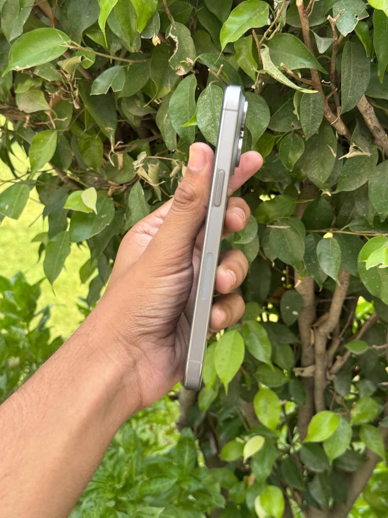 Apple iPhone 15 Pro Max 4