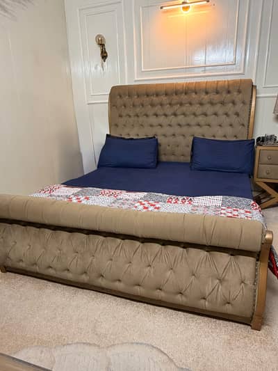 Luxury King Size Tufted Bed | Excellent Condition 9.5/10 |