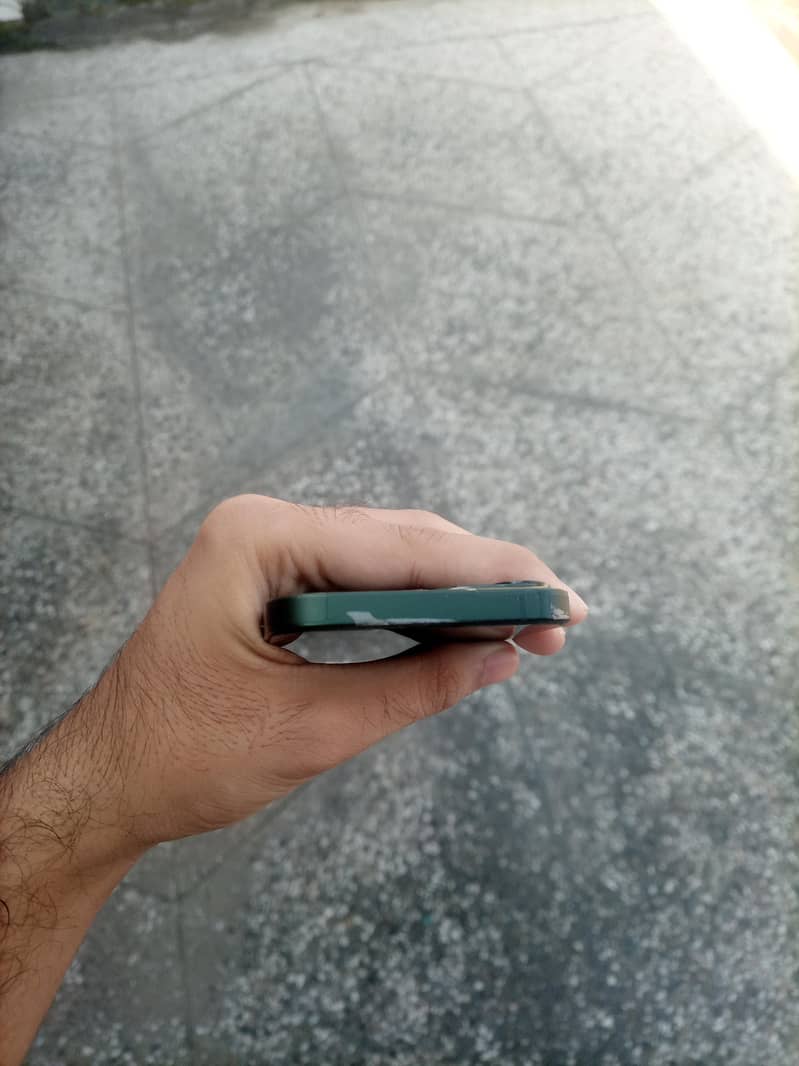 Apple iPhone 13 5