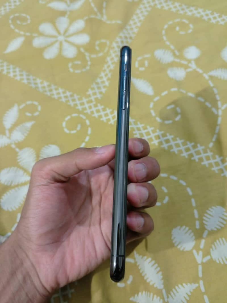 Apple iPhone 11 Pro Max 2