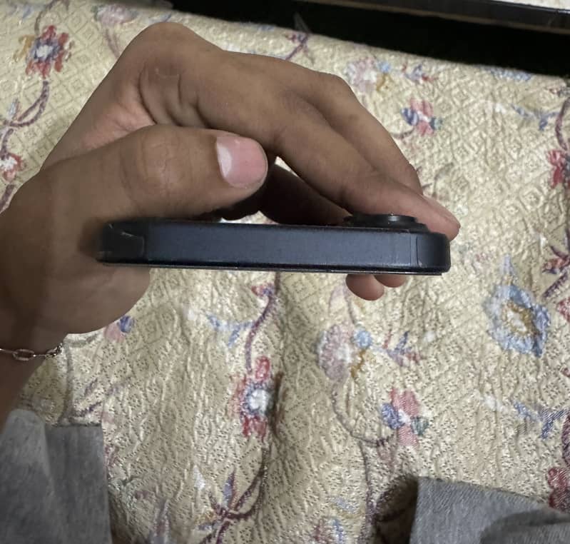 Apple iPhone 16 2