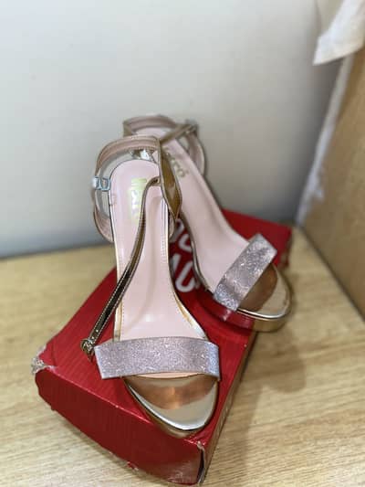 Metro Heels In brand new condition