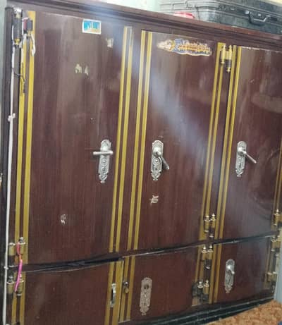 مضبوط لوہے کی تین خانوں والی وارڈروب — بہترین حالت