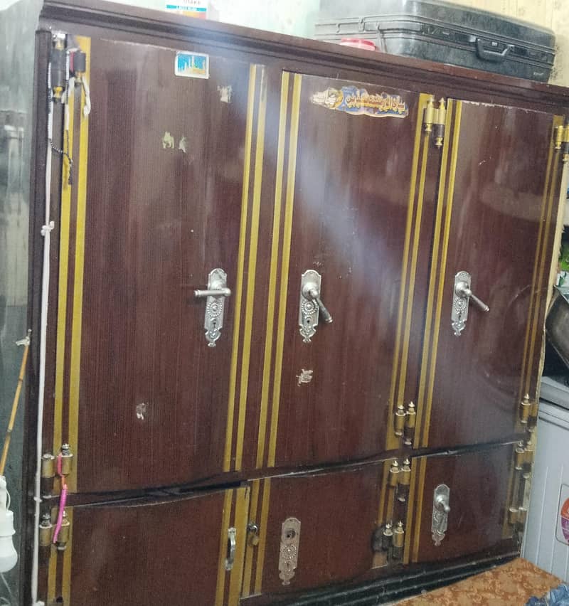 مضبوط لوہے کی تین خانوں والی وارڈروب — بہترین حالت 1