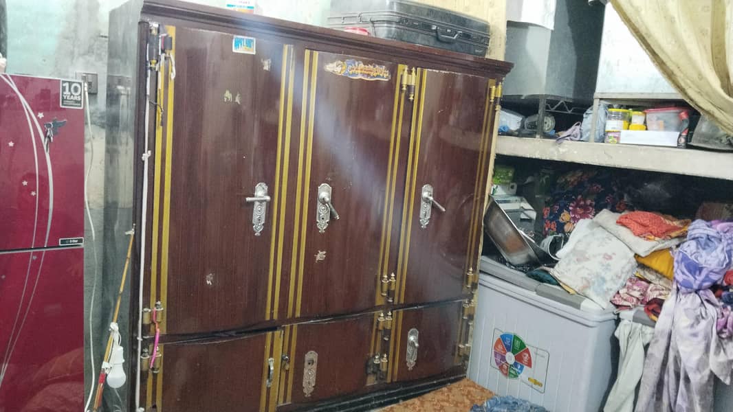 مضبوط لوہے کی تین خانوں والی وارڈروب — بہترین حالت 2