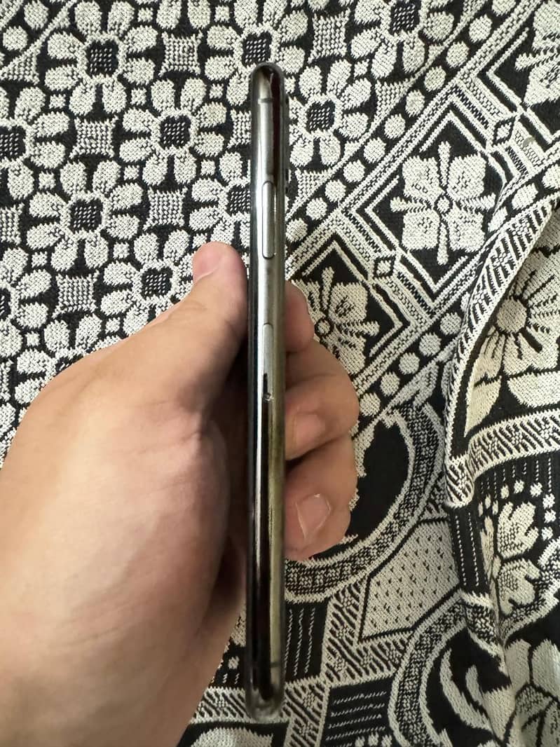 Apple iPhone X 4