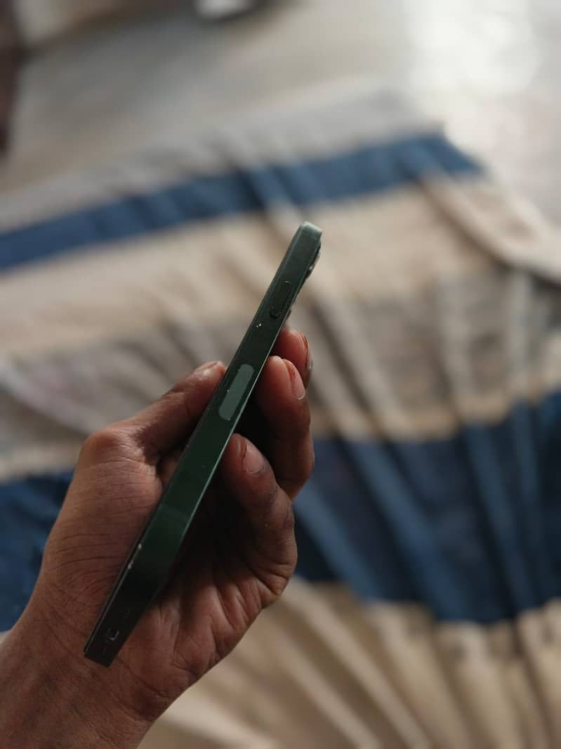 Apple iPhone 13 2