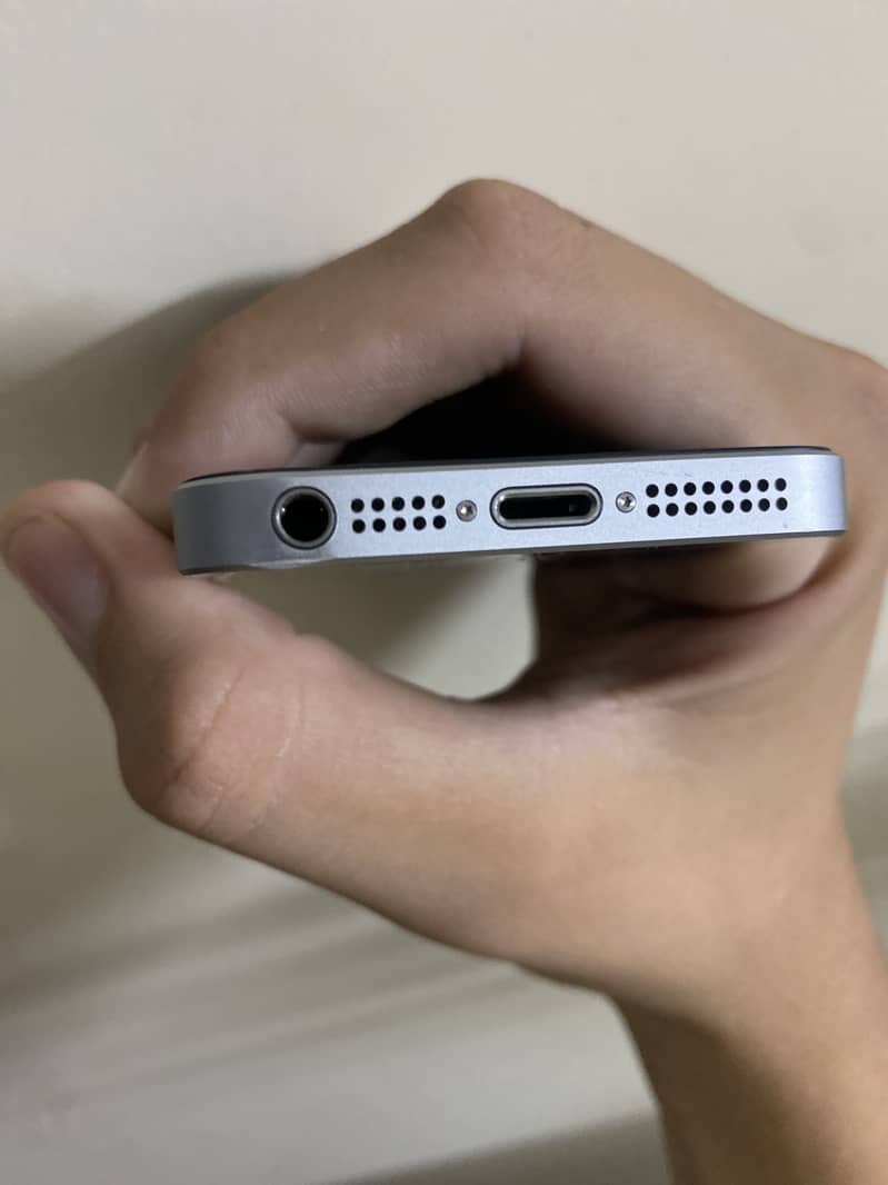 Apple iPhone SE 10