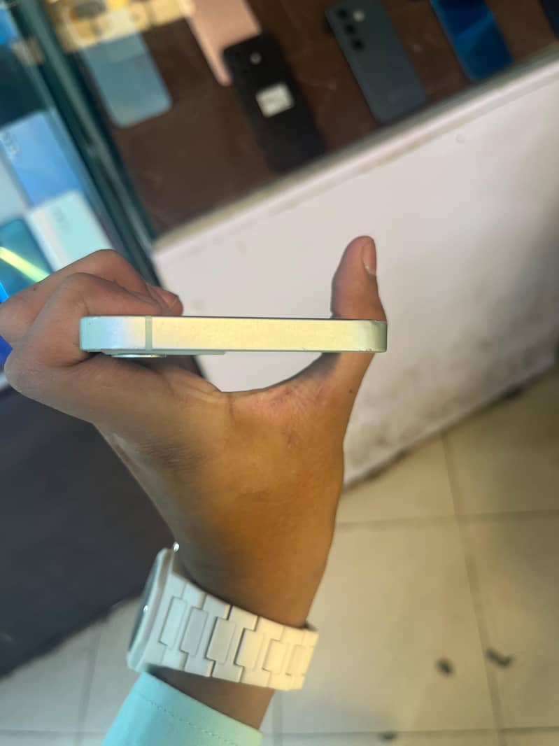 Apple iPhone 12 4