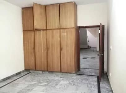 room available for becholors and job holders