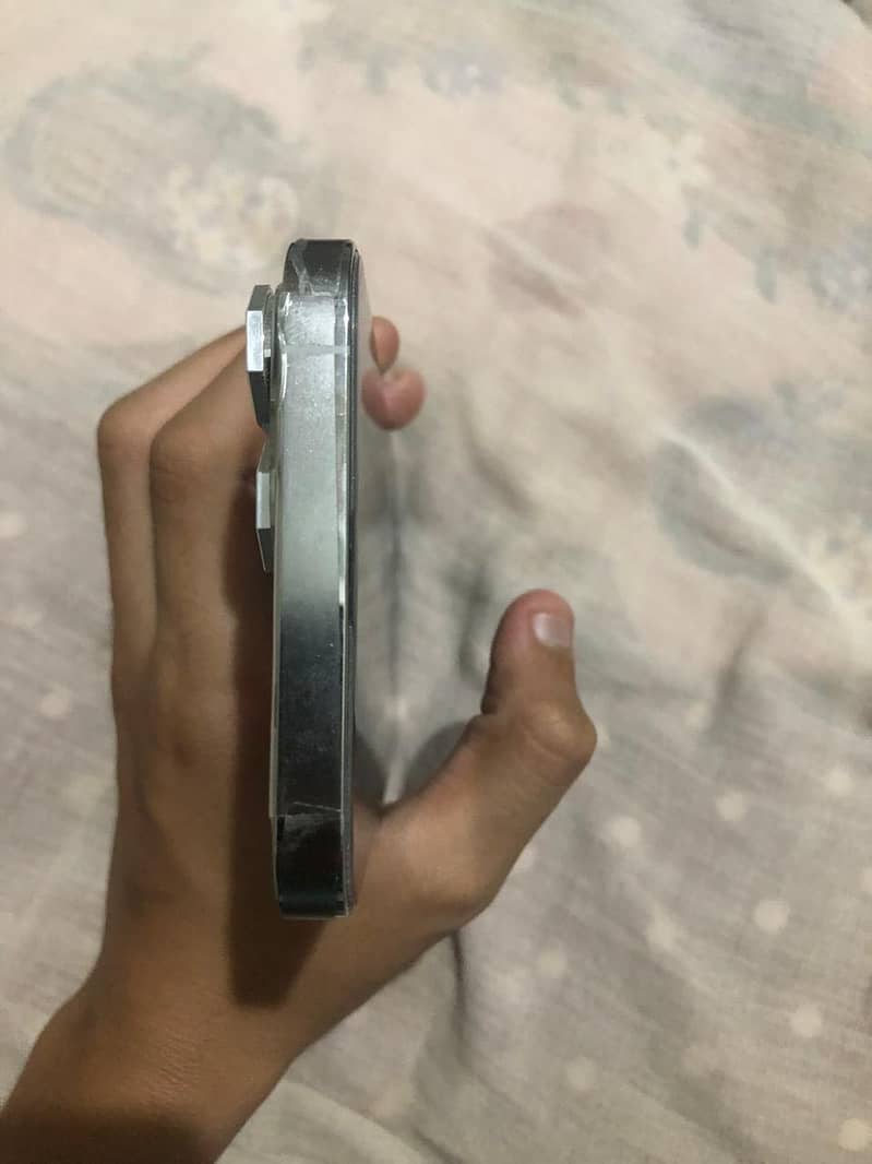 Apple iPhone 13 Pro Max 2