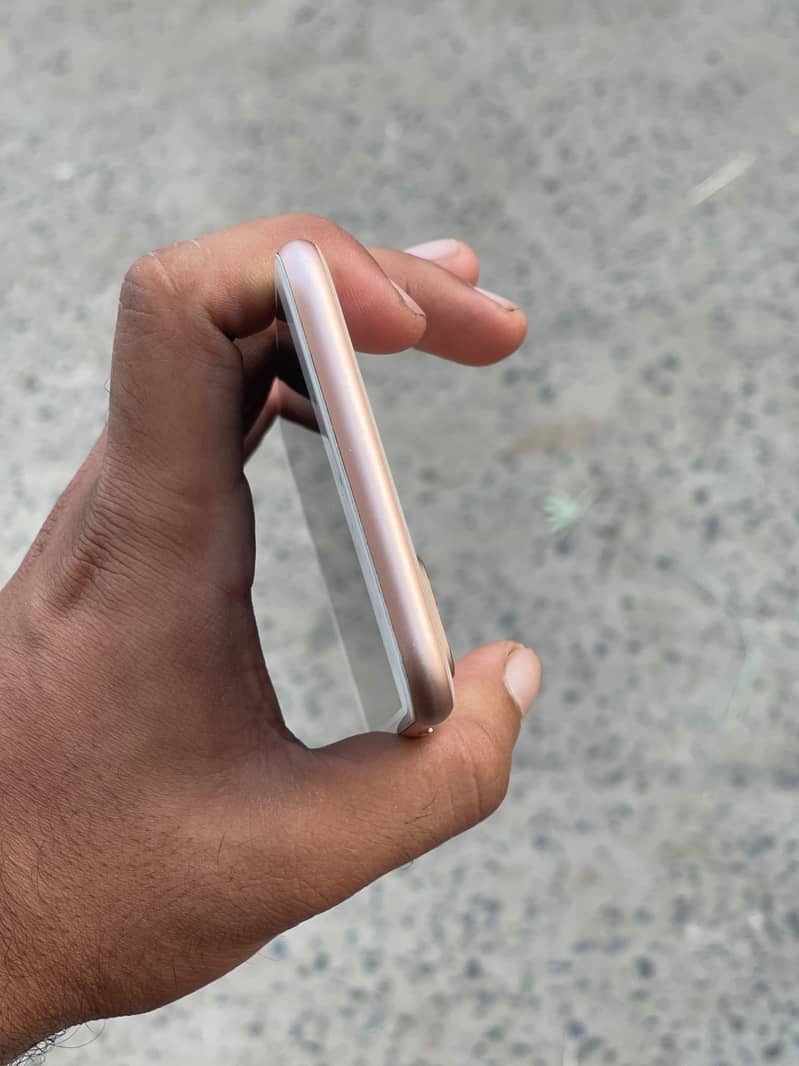 Apple iPhone 8 Plus 4