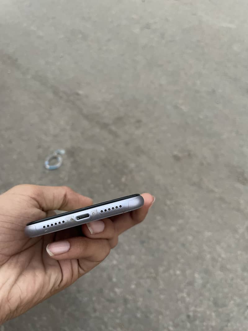 Apple iPhone 11 4