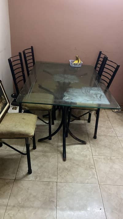 dining table fot sell urgent