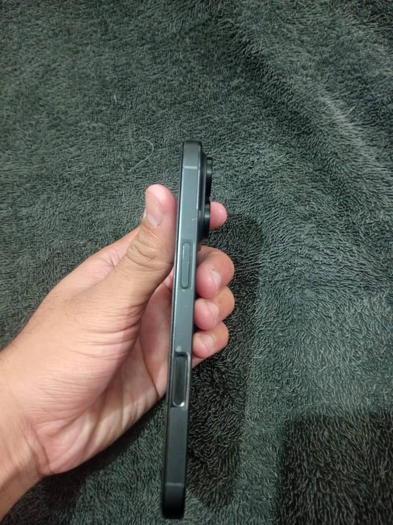 Apple iPhone 16 Pro 3