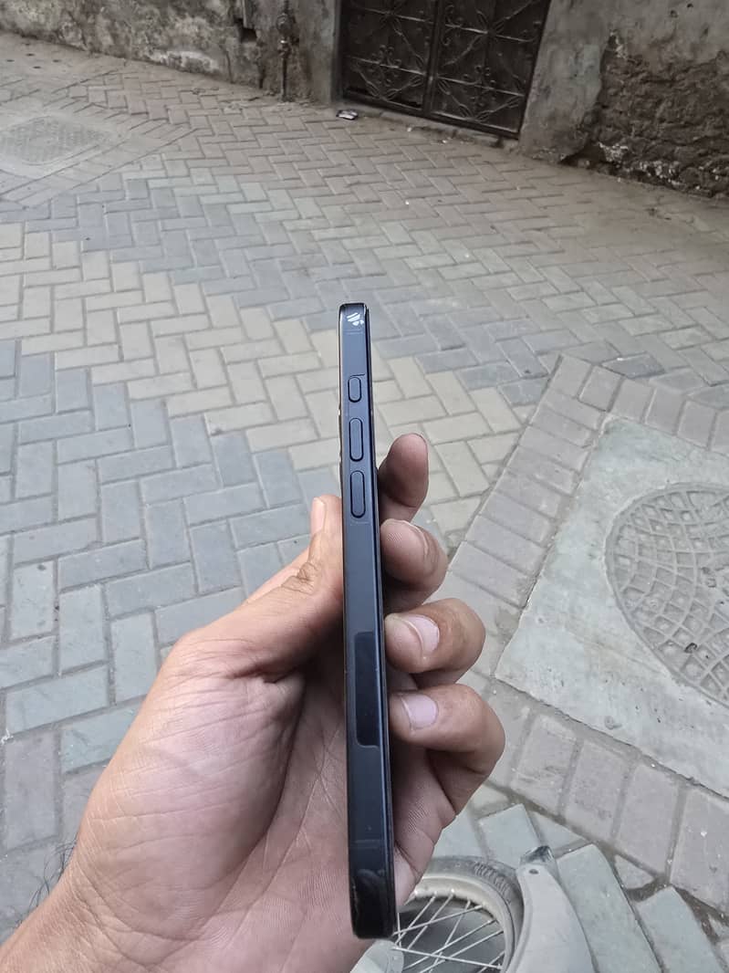 Apple iPhone 16 3