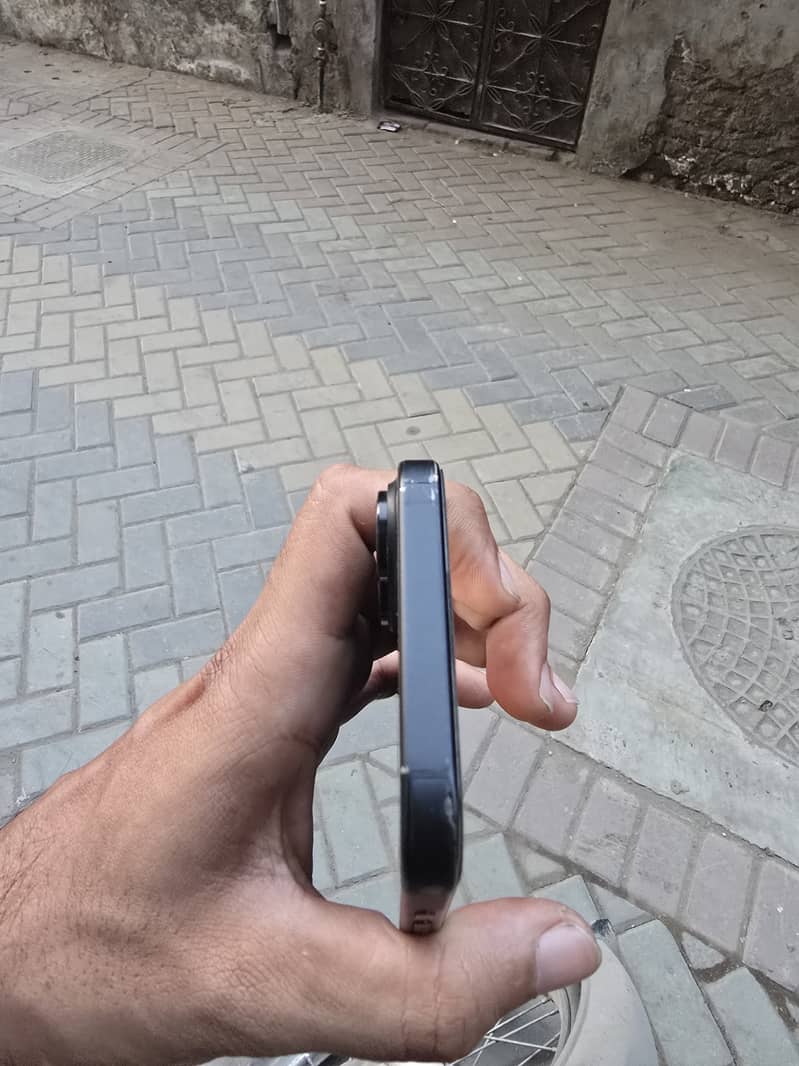 Apple iPhone 16 4