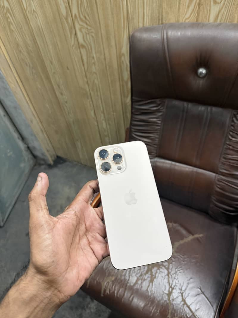 Apple iPhone 16 Pro Max 4
