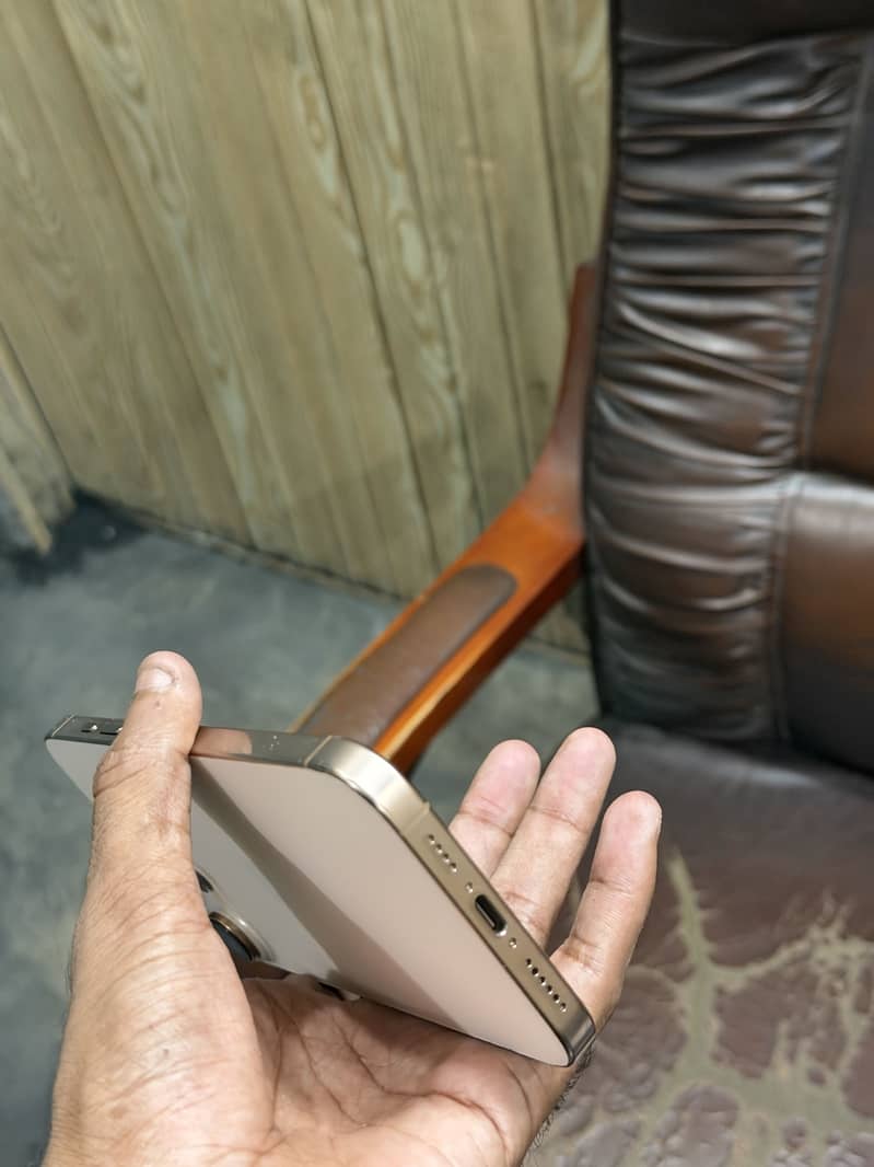 Apple iPhone 16 Pro Max 6