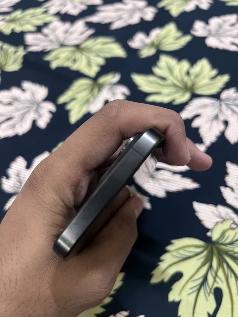 Apple iPhone 15 Pro 4