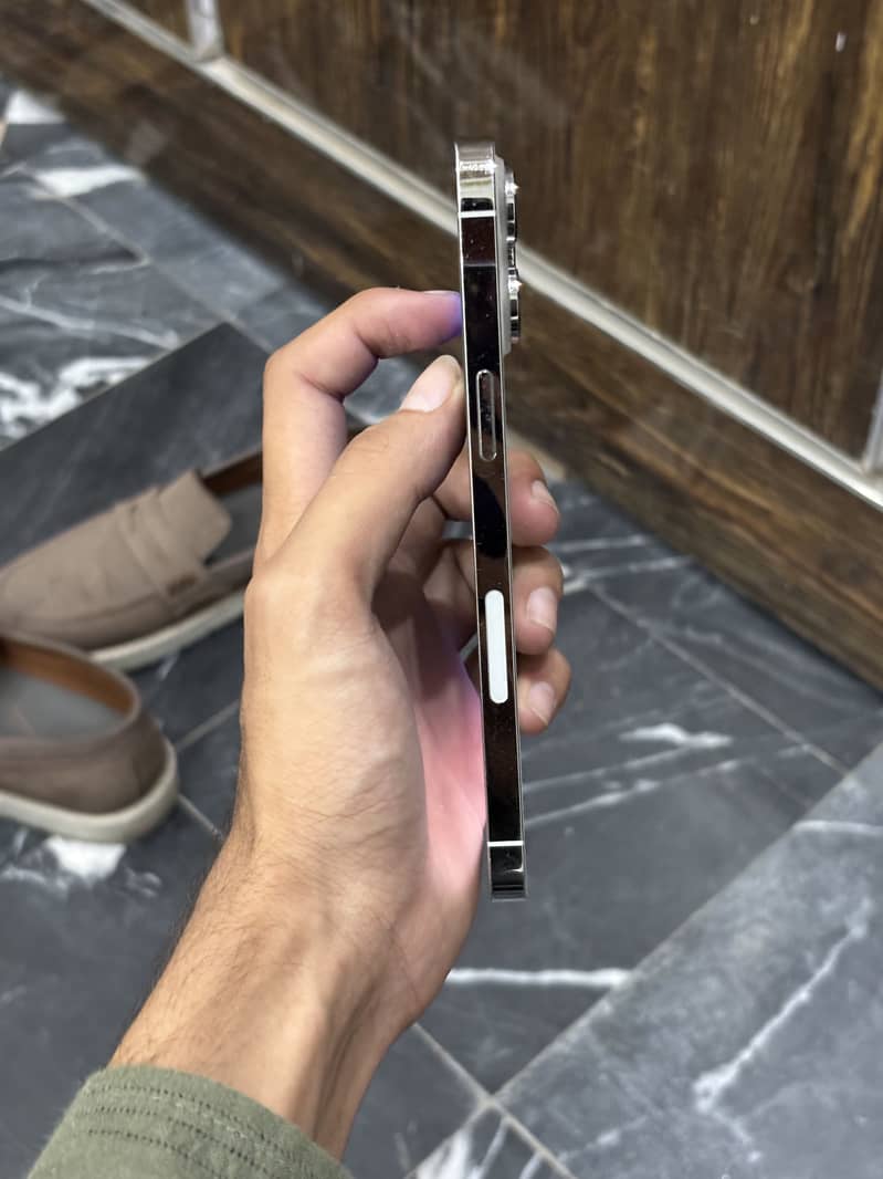 Apple iPhone 14 Pro Max 4