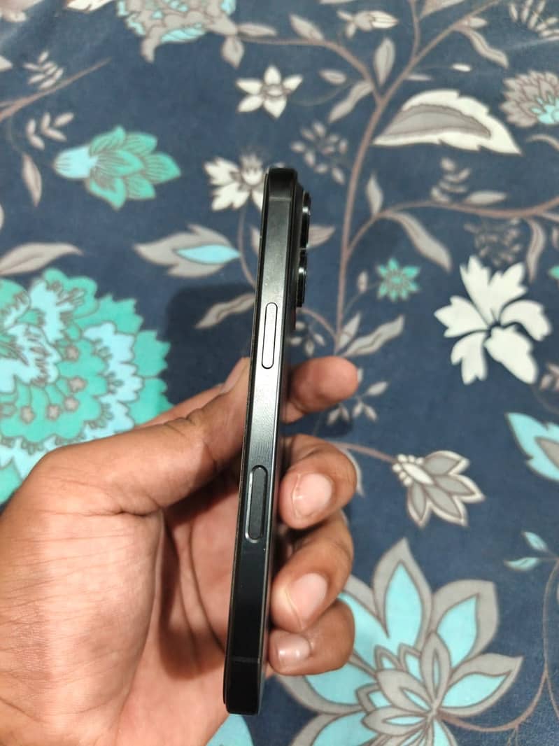 Apple iPhone 16 Pro 1