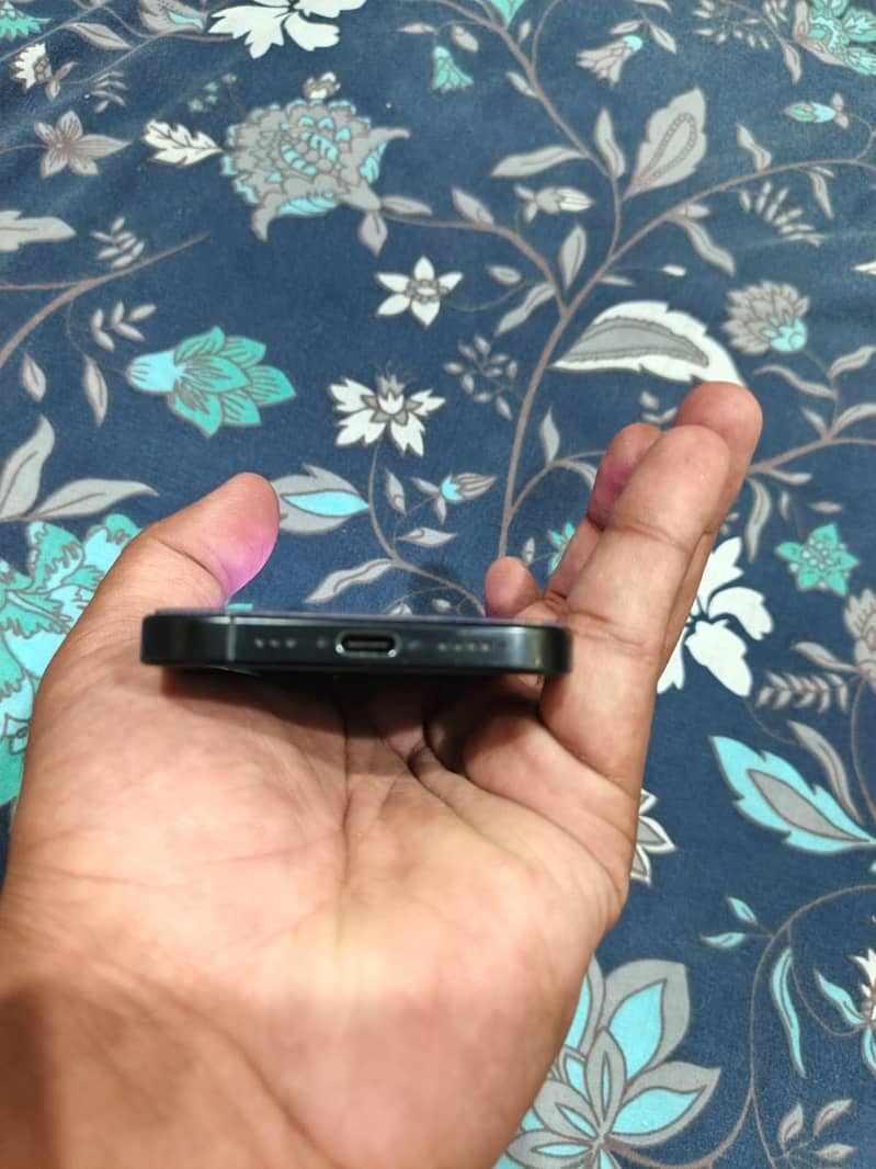 Apple iPhone 16 Pro 4