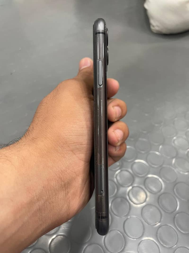 Apple iPhone 11 4