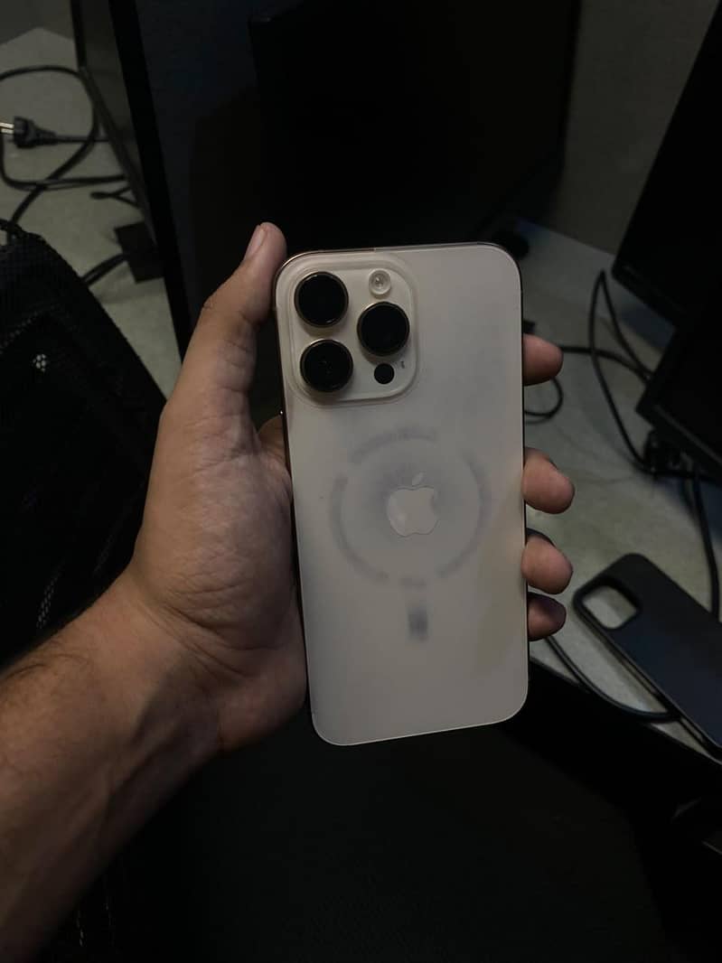Apple iPhone 16 Pro Max 3