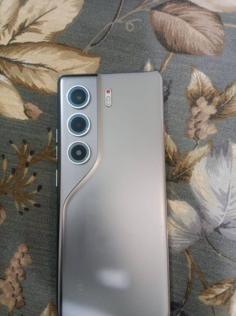 Tecno CAMON 40 Pro 4