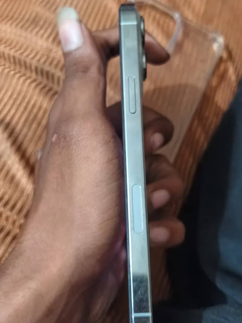 Apple iPhone 13 Pro Max 4