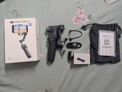 DJI Osmo Mobile 8 gimbal  brand new condition only 2/3 use.