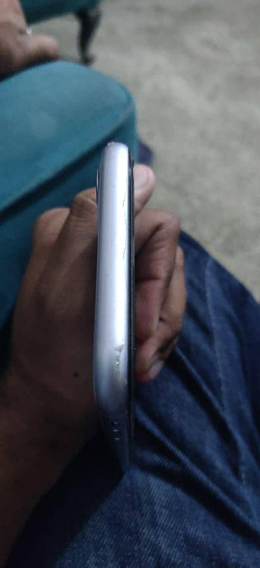 Apple iPhone 11 3