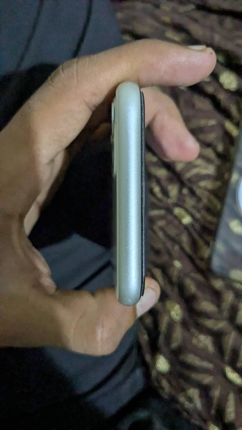 Apple iPhone 11 4