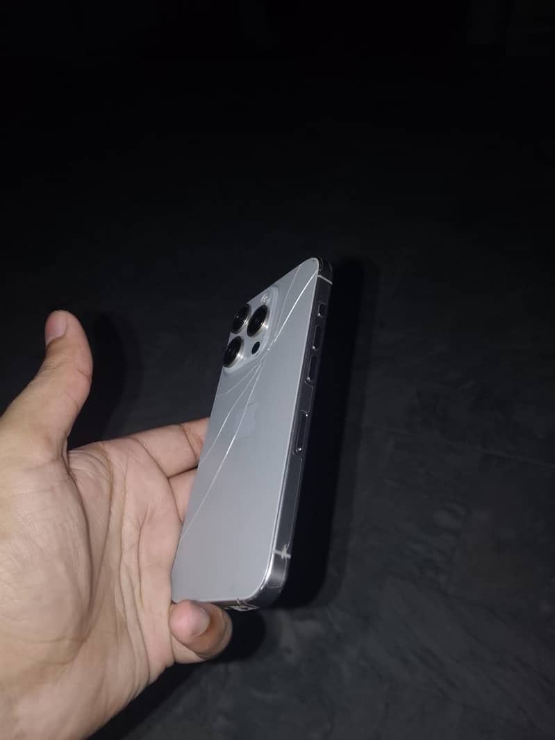 Apple iPhone 15 Pro 4