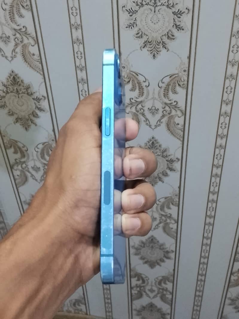 Apple iPhone 13 5