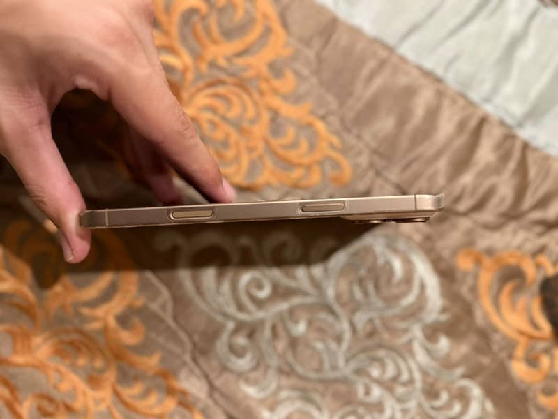Apple iPhone 16 Pro Max 2