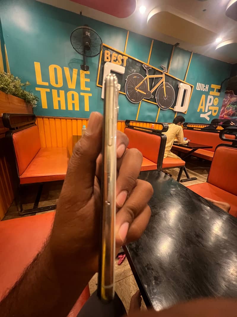 Apple iPhone 11 Pro 4