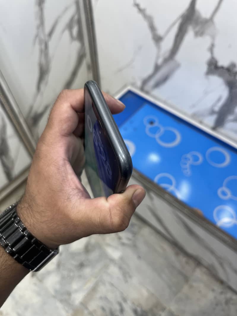 Apple iPhone 11 4