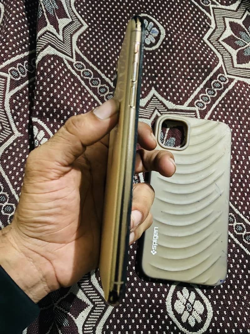 Apple iPhone 11 Pro Max 4
