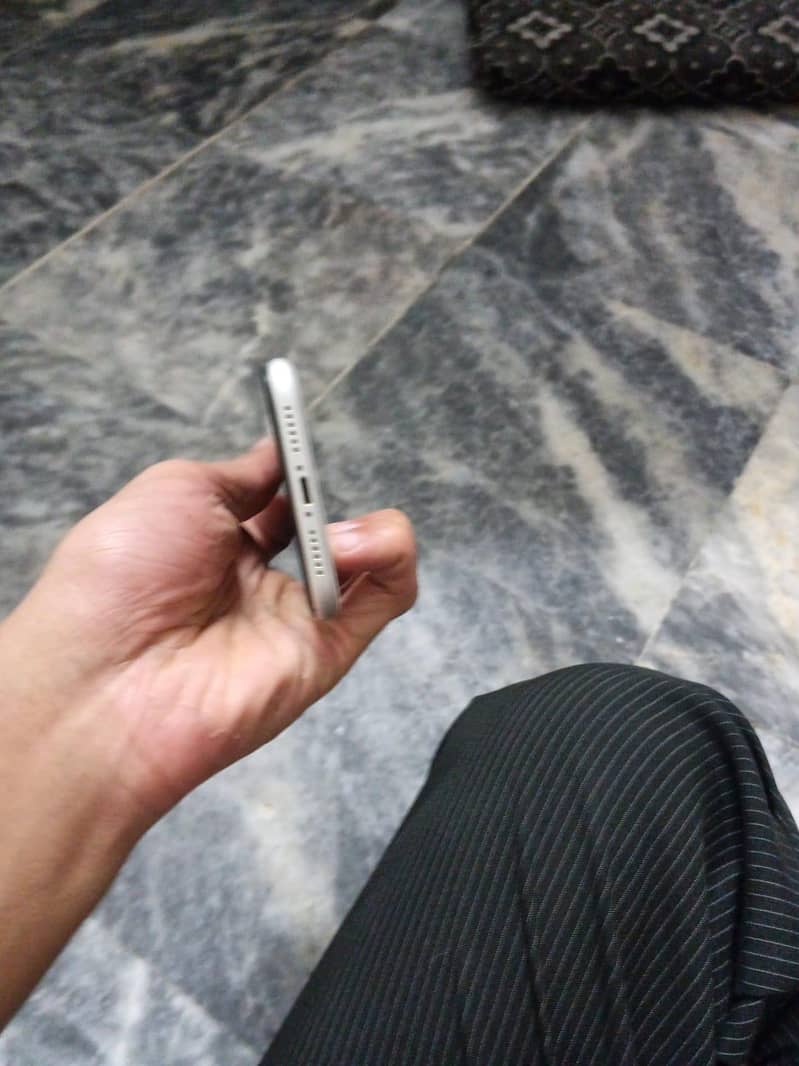 Apple iPhone 11 4