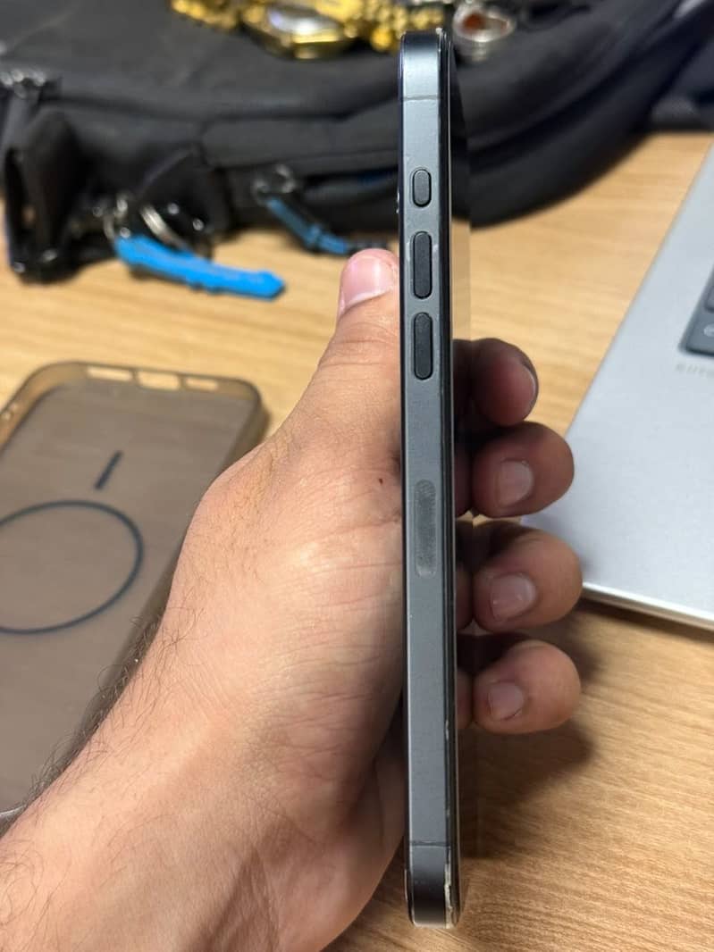 Apple iPhone 15 Pro Max 6