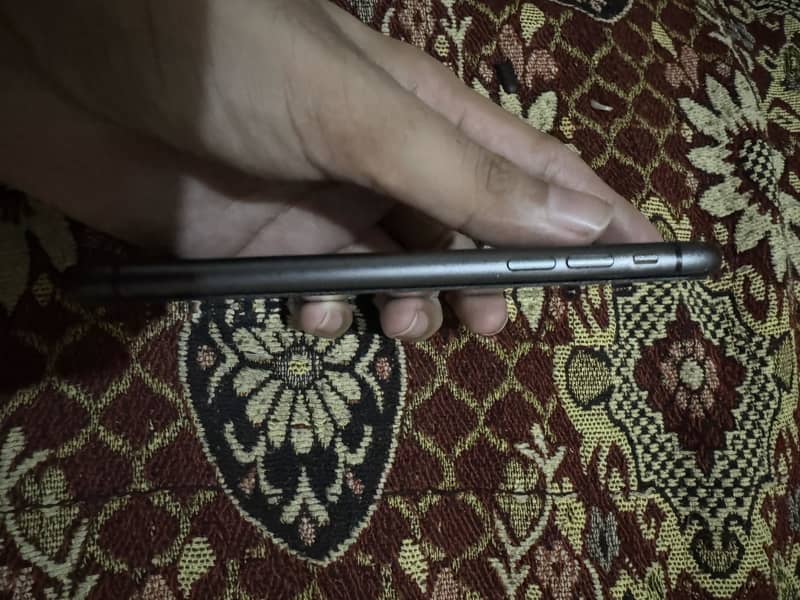 Apple iPhone 11 4