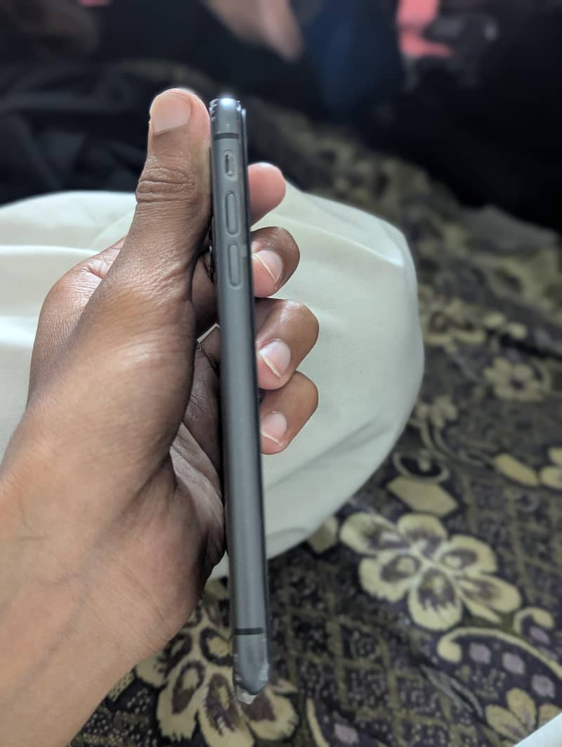 Apple iPhone 11 3