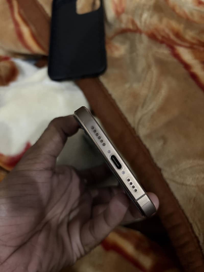 Apple iPhone 16 Pro Max 1